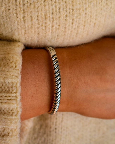 FOLLOW MY LEAD ROPE HINGED BANGLE BRACELET - 2 COLORS