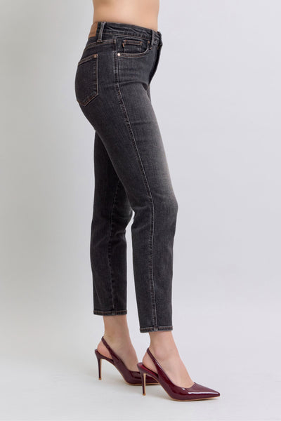 MID-RISE TUMMY CONTROL SLIM FIT JEANS BY JUDY BLUE - BLACK WASHED REG/CURVY