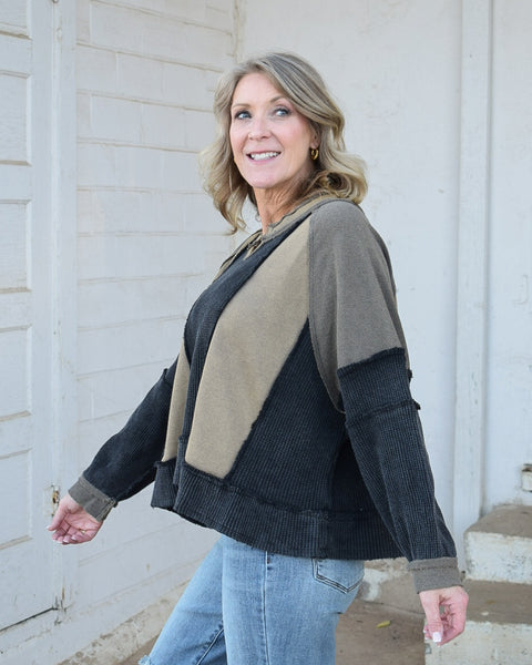 CONTRAST COLOR BLOCKED TOP BY POL - BLACK