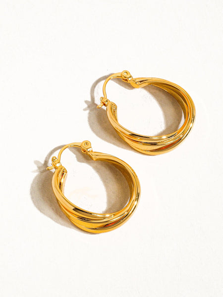 CHEYENNE 18K GOLD TWISTED HOOP EARRING.