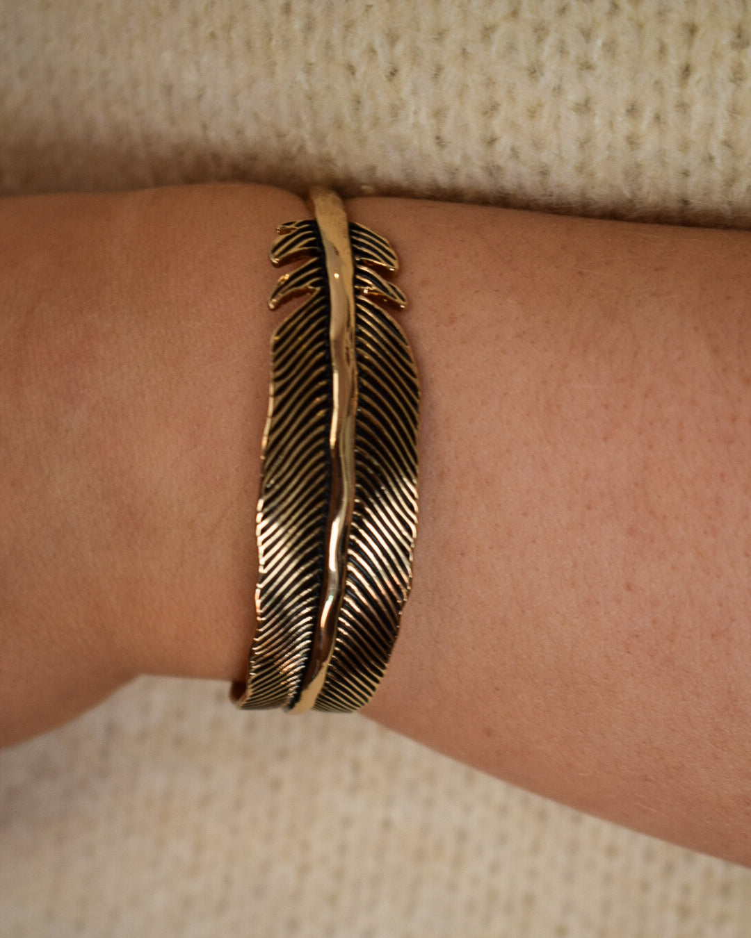 FEATHER CUFF BRACELET - 2 COLORS
