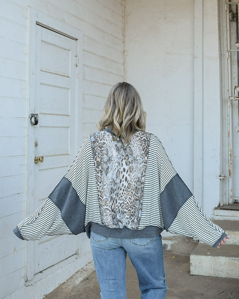 ROUND NECK OVERSIZED LOOSE FIT DOLMAN LONG SLEEVE BANDED LEOPARD ANIMAL PRINTTOP