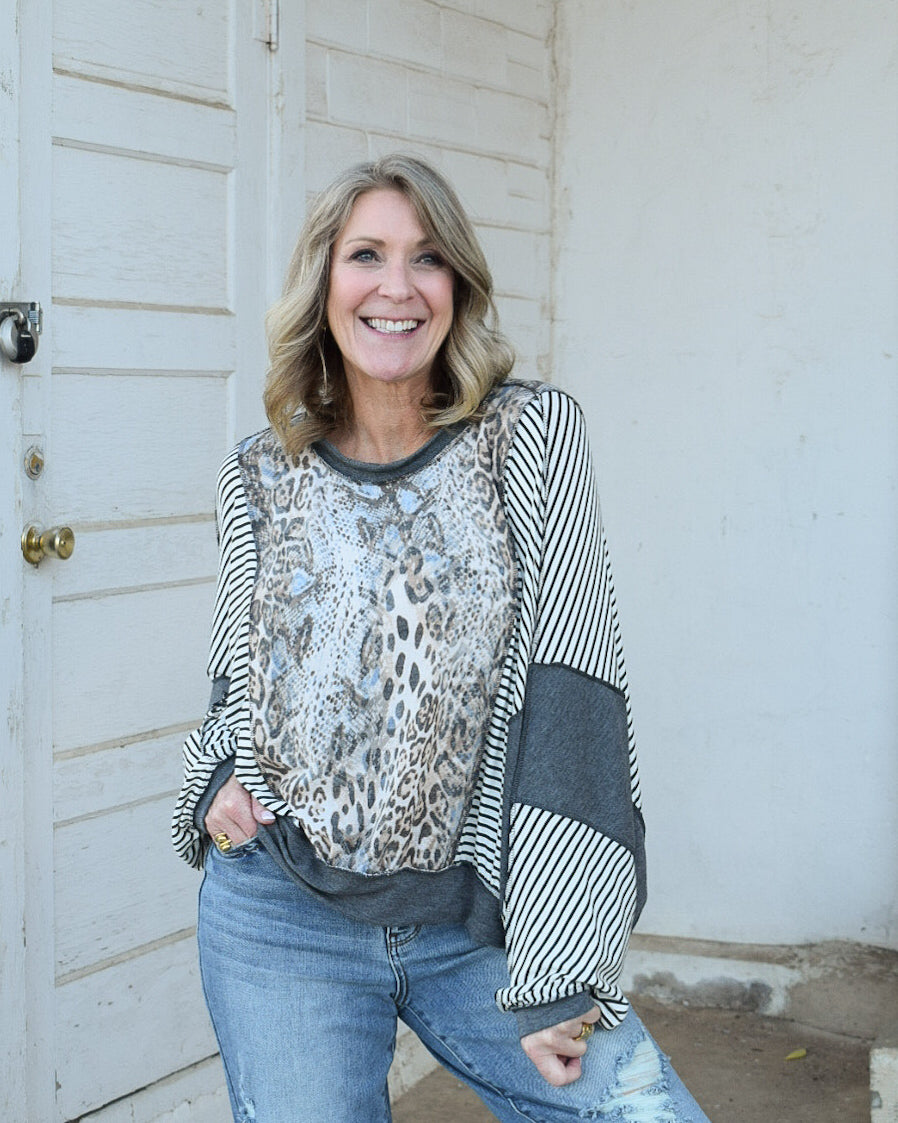 ROUND NECK OVERSIZED LOOSE FIT DOLMAN LONG SLEEVE BANDED LEOPARD ANIMAL PRINTTOP