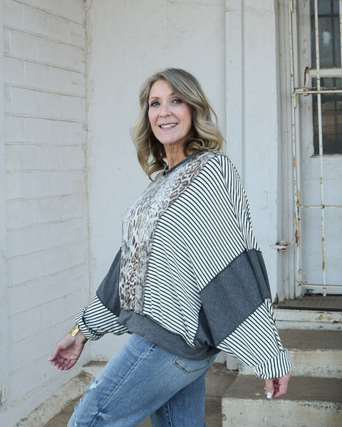 ROUND NECK OVERSIZED LOOSE FIT DOLMAN LONG SLEEVE BANDED LEOPARD ANIMAL PRINTTOP
