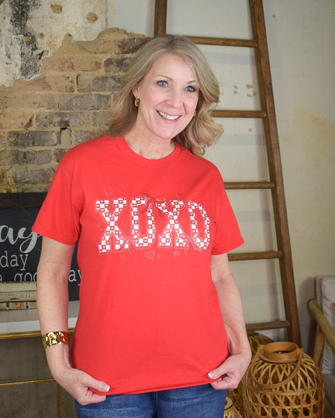 XOXO GRAPHIC TEE- RED - CURVY