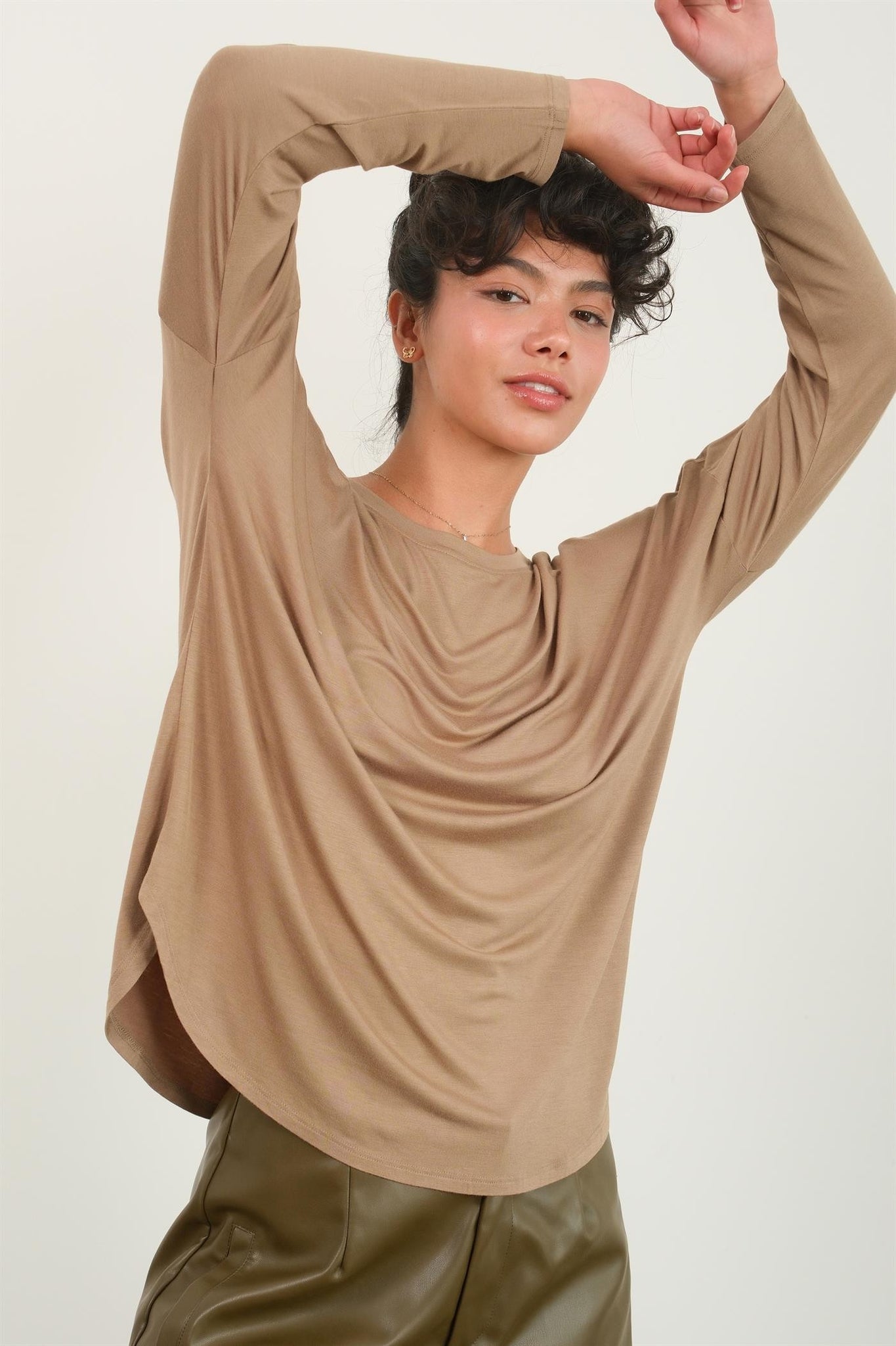 ROUND NECK LONG SLEEVE CURVED HEM TOP - MOCHA BROWN