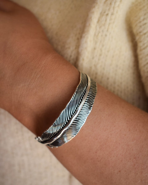 FEATHER CUFF BRACELET - 2 COLORS