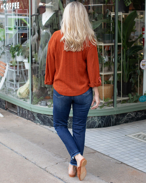 BALEY KNIT TOP WITH TAP BUTTON - RUST