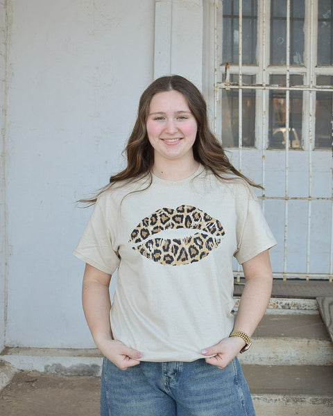 LEOPARD LIPS GRAPHIC TEE- SAND - CURVY