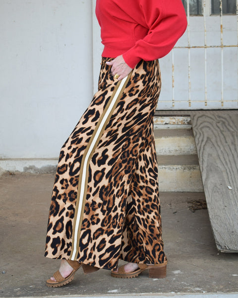 WIDE LEG LEOPARD PRINT PANT WITH ELASTIC WAIST AND POCKETS - MOCHA