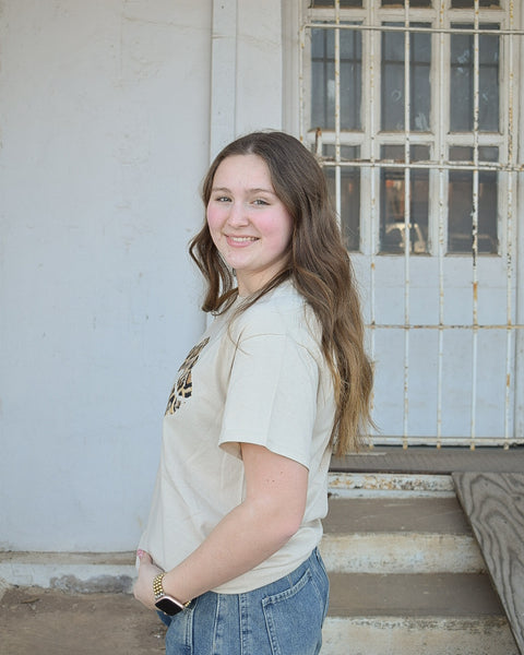 LEOPARD LIPS GRAPHIC TEE- SAND - CURVY