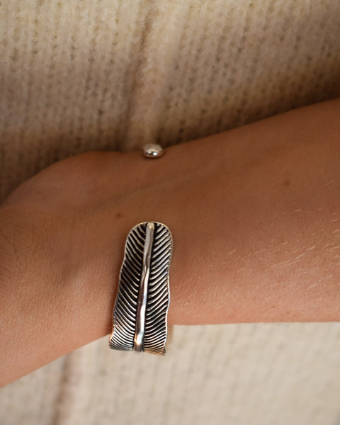 FEATHER CUFF BRACELET - 2 COLORS