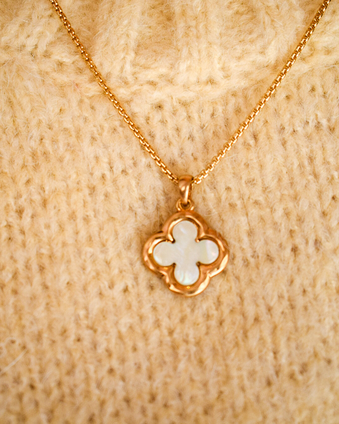 STONE CLOVER CHARM NECKLACE