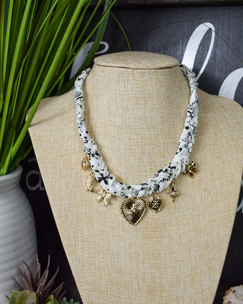 SCARF CHARM NECKLACE - WHITE