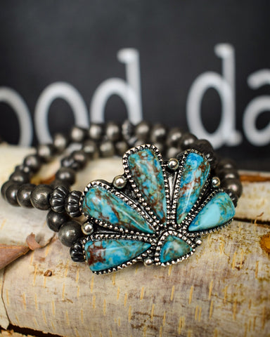 CLUSTER FAUX TURQUOISE & NAVAHO PEARLS STRETCHY BRACELET