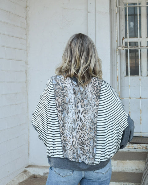 ROUND NECK OVERSIZED LOOSE FIT DOLMAN LONG SLEEVE BANDED LEOPARD ANIMAL PRINTTOP