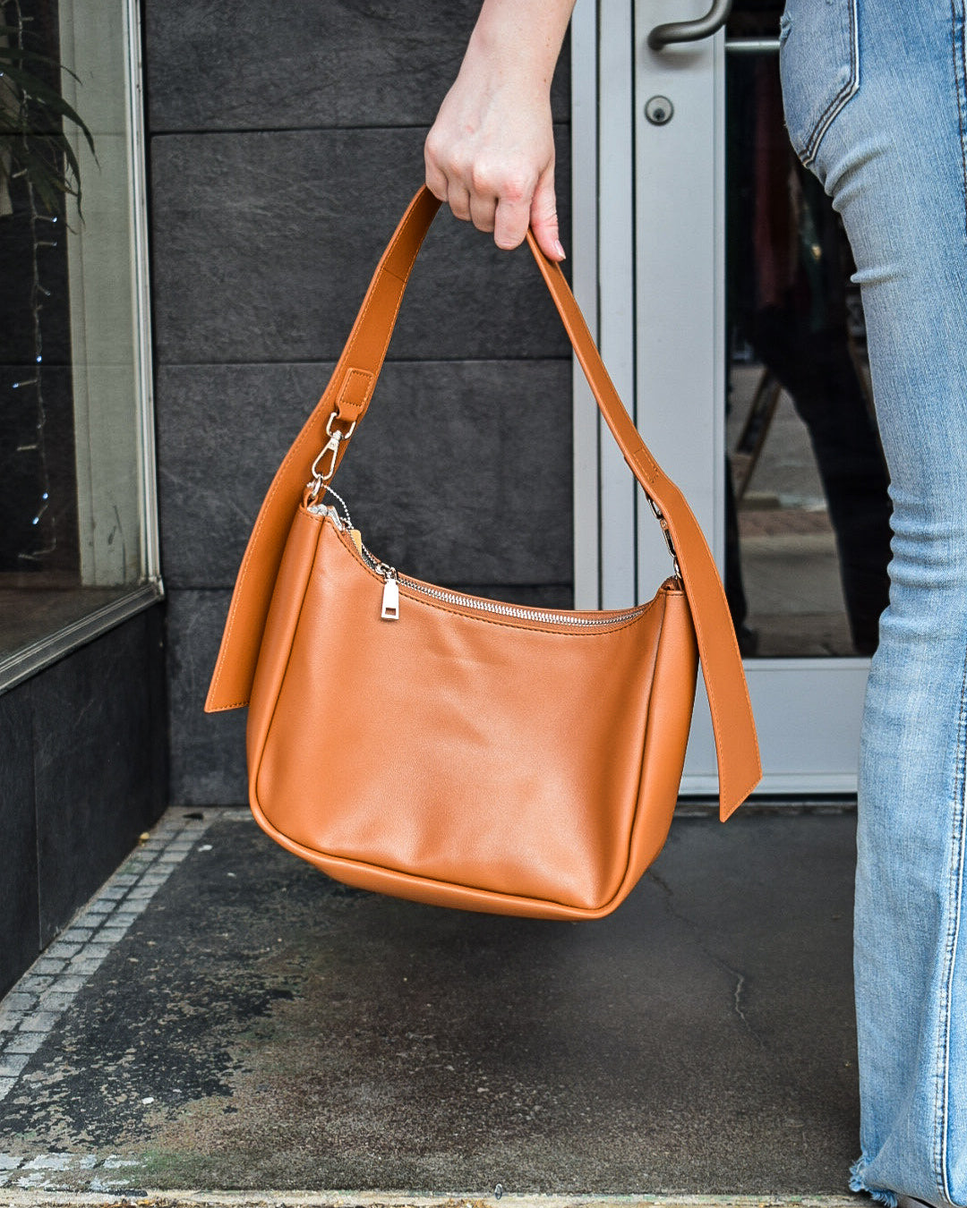 BAGUETTE HOBO SHOULDER BAG - CAMEL