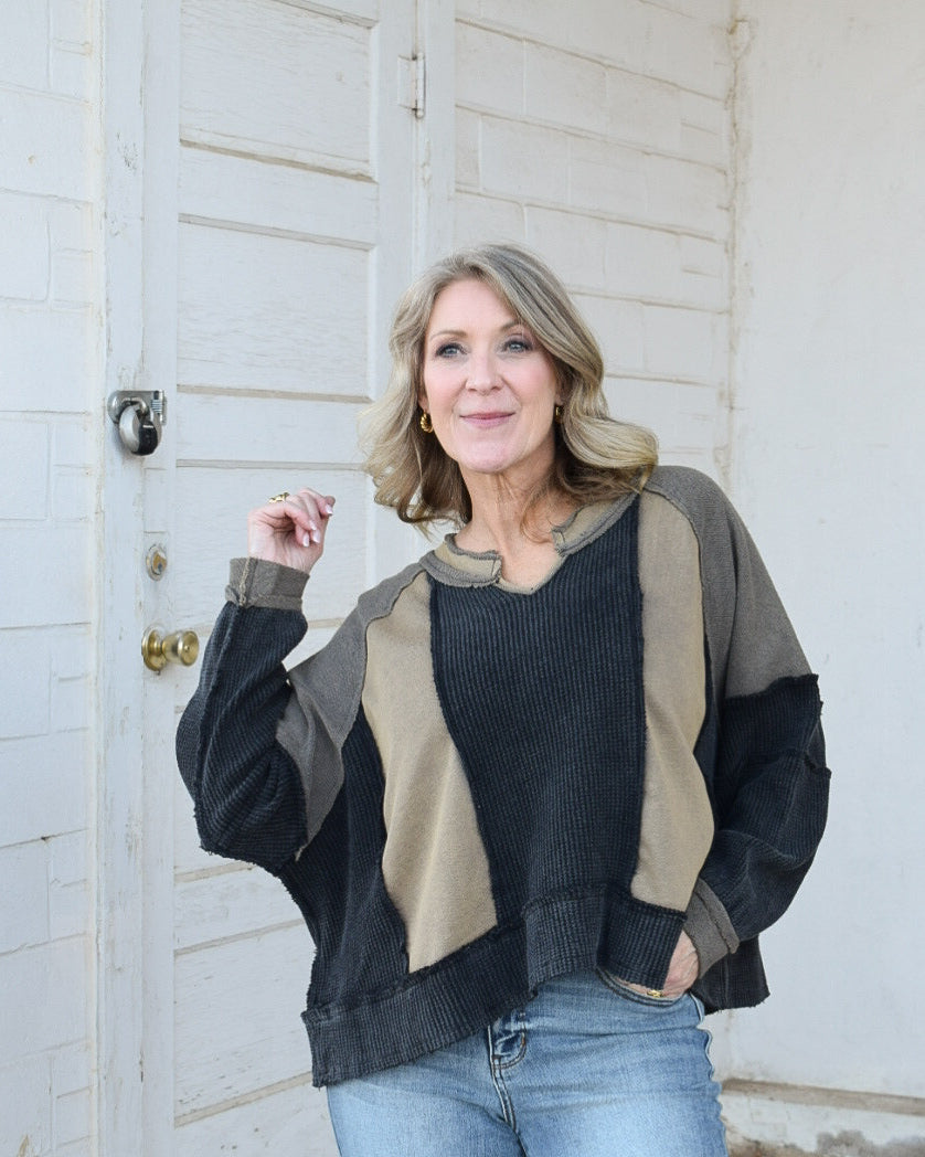 CONTRAST COLOR BLOCKED TOP BY POL - BLACK