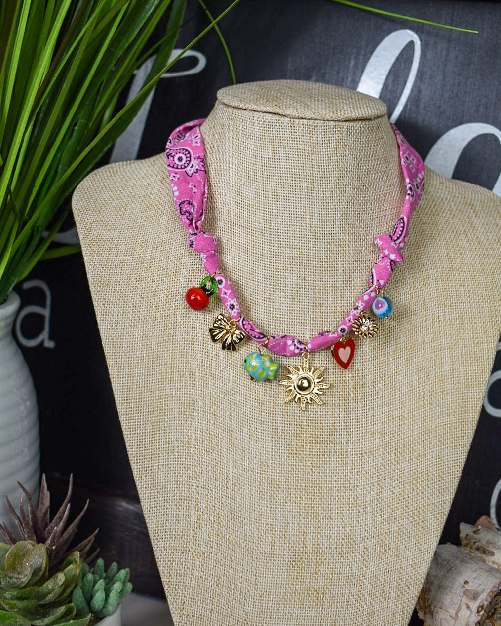 SCARF CHARM NECKLACE - PINK