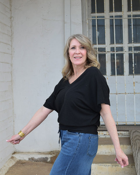 DOUBLE V SHORT SLEEVE TOP- BLACK - Salty Lime Boutique