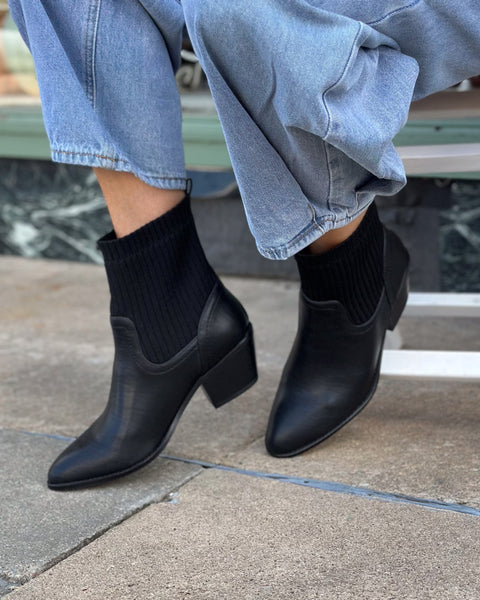 CRACKLING BLACK BOOT BY CORKYS