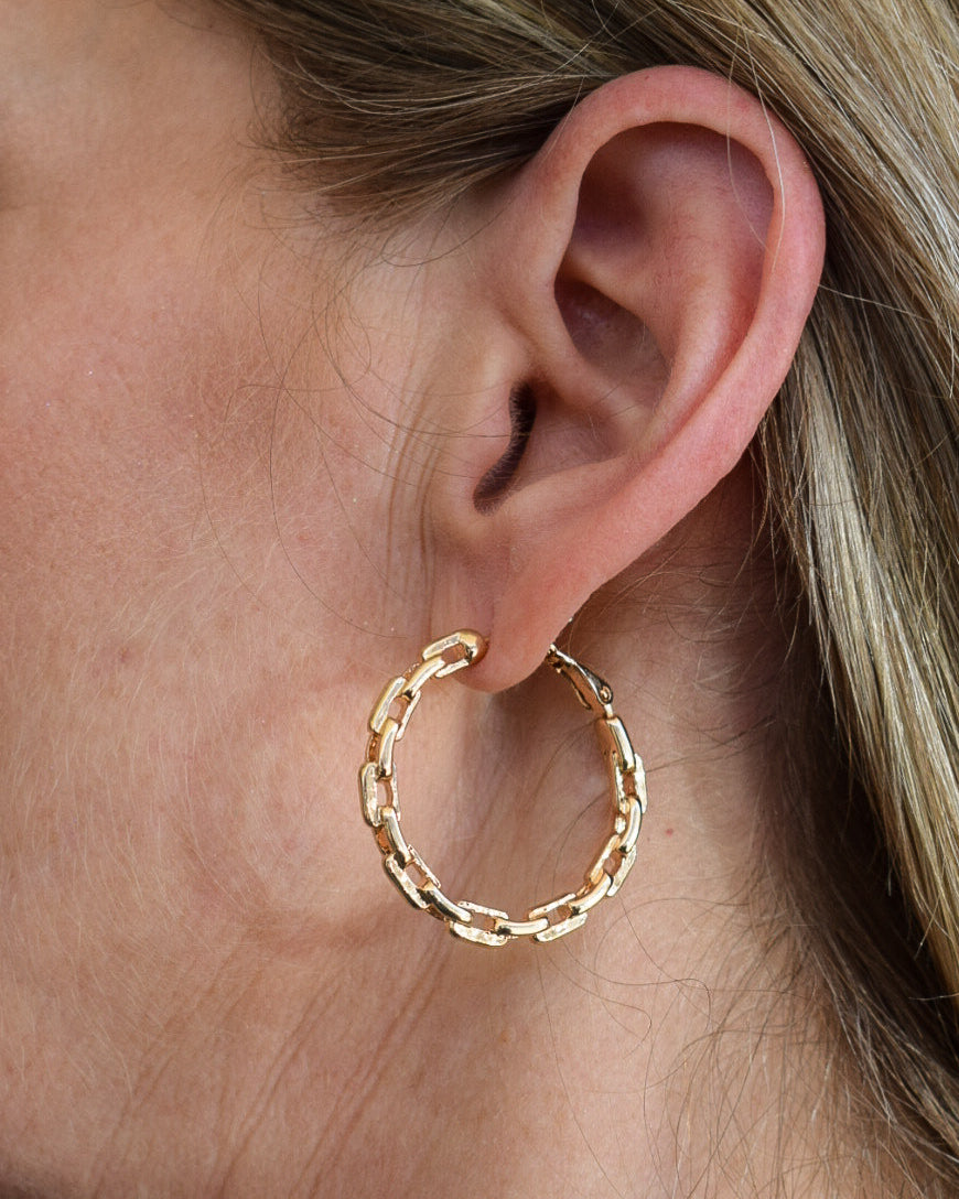 CHAIN LINK 1.5" HUGGIE HOOP EARRINGS - GOLD