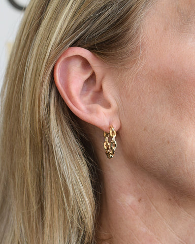 CHAIN LINK 1" HUGGIE HOOP EARRINGS - GOLD