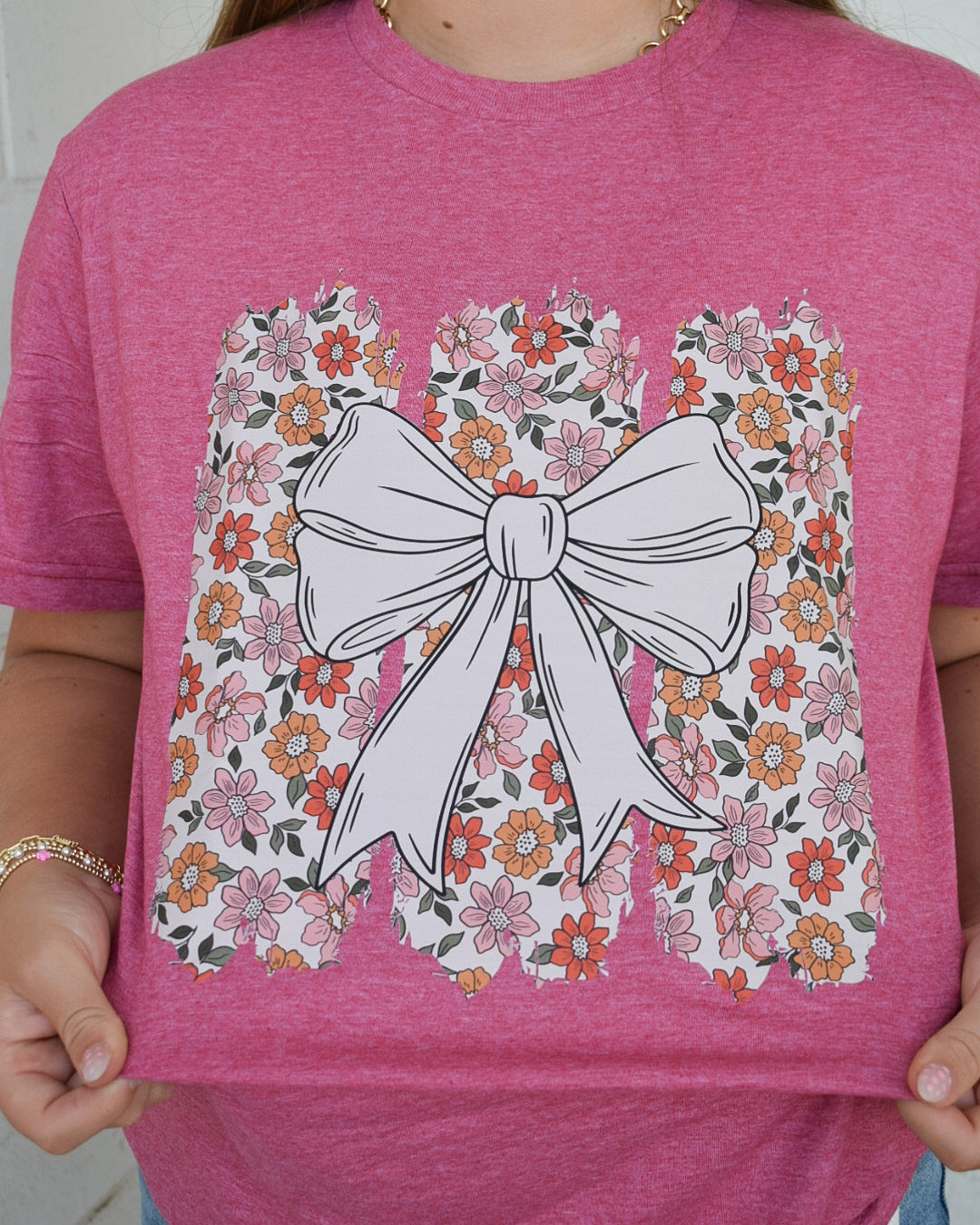 BOW WITH FLOWERS  GRAPHIC TEE - HEATHERED RED - CURVY