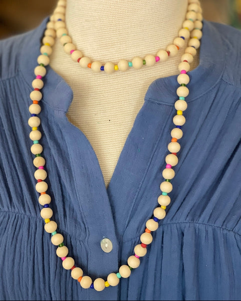 ADDIE NATURAL WOOD NECKLACE WITH ACCENT COLORS